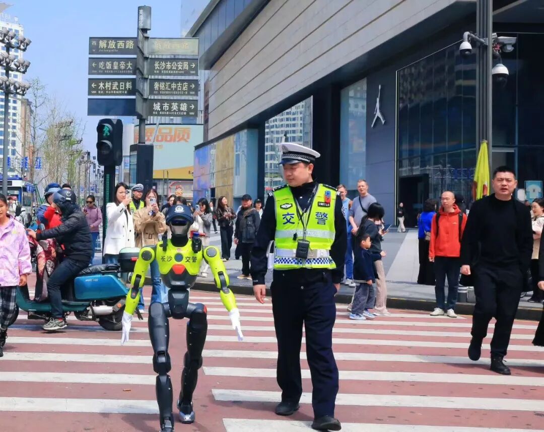 骑车不戴头盔？“机器人交警”来找你啦！